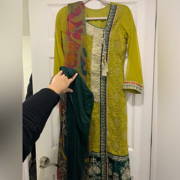 Pakistani Party Dress - Picture 3 of 6